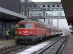 Das Alter macht sich bemerkbar: 1142 566 ist mit ihrem Regionalzug 3411 (Stainach-Irdning - Linz) ist vor ber einer Dreiviertelstunde im Hbf Wels liegengeblieben und wird nun inspiziert.