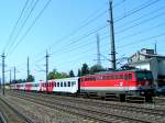 1142677-2 schiebt die CS-Garnitur als REX1788 bei Marchtrenk Richtung Wels; 090525