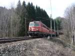 Im wunderschnen Altlack zieht die 1142 564-2 gemeinsam mit einer CS 1142 einen Kohlezug den Semmering am 09.04.09 hinauf.