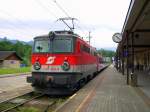 Salzkammergut 2009 - Einen City-Shuttle Pendelzug schiebt am 28.05.2009 die 1142 704 aus dem Bahnhof Bad Ischl.