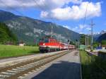 Salzkammergut 2009 - Auf dem Weg von Obertraun nach Attnag Puchheim befindet sich am 01.06.2009 die 1142 620-2 mit ihrer City-Shuttle Garnitur als sie am spten Nachmittag des Tages mit R 3429 den