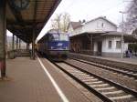 Eine Doppeltrktion von der Br 1142 (die Blaue SVG und dahinter eine BB) Fahren fr die Firma Krebs Gleisbau einen Bauzug durch Linz am Rhein am 15.4.10