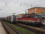 Die 1142 634 am 31.07.2010 mit einem Regionalzug in Passauer Hbf, wehrend die  ES 64 U2-021 mit der Re 482 037 im Schlepp und einem Containerzug durchfhrt.