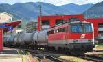 1142 630 samt Gterzug bei der Durchfahrt in Bruck/Mur Richtung Semmering.