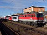 1142 586-5 verlsst mit dem aus 5 CS-Wagen bestehenden R5917 Passau-Hbf;101113