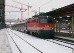 Nicht nur auf der Sdbahn kann man - selten aber doch - 1142er in 1x44er-Fernverkehrs-Planleistungen antreffen: Hier bespannt die vierzig Jahre alte 1142 554 den IC 611 Salzburg - Graz, kurz vor der