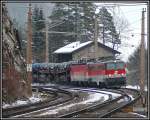 1142 707 als Vorspann fr 1X44 ber den Semmering mit einem Autoganzzug bei der Durchfahrt in Breitenstein am 26.3.2006