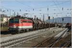 Bahnhofsumbau in Zeltweg - Vorbei an dieser Grobaustelle fhrt 1142 601 mit diesem Gterzug in Richtung Villach.