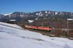 Die blutorange 1142.566 ab Gloggnitz im Vorspanndienst vor der 1144.045 und dem DG 54605 (Zur-Bk).