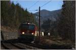 1142 698 fhrt mit einem Innofreight Hackschnitzelzug, als Vorspannlok von Gloggnitz nach Mrzzuschlag ber den Semmering.