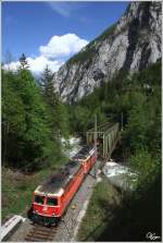 Im Gesuse - Das blutorange Tandem, bestehend aus 1144 040 und 1142 682 ziehen den Erzzug 55666 von Eisenerz nach Donawitz.