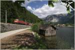 Am Hallsttter See vorbei, fhrt 1142 564 mit R3422 von Attnang-Puchheim nach Obertraun-Koppenbrllerhhle.