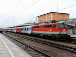 1142 685-5 wartet mit R5917 auf seine Abfahrt, Passau-Hbf; 120609