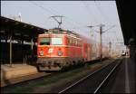 1142 682 schiebt ihren Regionalzug in Richtung Wien Westbahnhof.