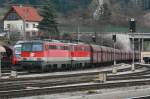 Die 1142 627 und 1142 677 ziehen ihren Gterzug am 28.3.2009 durch den Bahnhof von Bruck/Mur