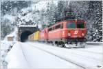 1142 575 und eine 1116, rollen mit einem Innofreight Hackschnitzelleerzug durch den Polleros Tunnel, ber das Krausel Klause Viadukt.