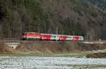 1142 621 zieht REX 1992 (Graz - Selzthal) am 1.03.2013 nahe Pernegg durchs Murtal.