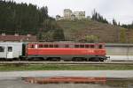 1142 564 mit Zug 4075 in Wartberg im Mrztal am 31.10.2013.