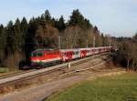 Die 1142 655 mit einem M nach München am 21.12.2013 unterwegs bei Grabenstätt.