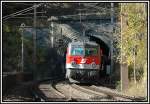 1142 684 mit ihrem Gterzug bei der Ausfahrt aus dem Weinzettelfeld-Tunnel am 26.10.2006.