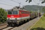 1142 595 mit Güterzug in Bruck/Mur Übelstein am 22.05.2014.