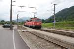 1142 567-5 zusammen mit einer zweiten 1142 -iger durchfährt den Bahnhof Windischgarsten bei Km 81,8 in Richtung Linz an der Donau, Juni 2014