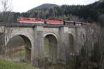 1142 615 und 1144 108 fahren am 19.11.2014 mit einem Güterzug über den Adlitzgrabenviadukt.