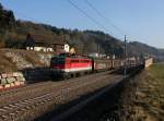 Die 1142 586 mit einem Schiebewandwagenzug am 27.02.2015 unterwegs bei Wernstein.