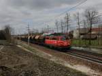 Die 1142 564 mit einem Schotterzug am 03.04.2015 unterwegs bei Kimpling.