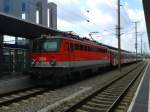 1142 705-3 mit R 3015 (Vöcklabruck - Linz Hbf) am 18.8.2015 beim Halt in Attnang-Puchheim.