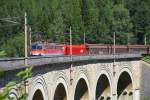 Eingüterzug bespannt mit der 1142.586 und einem Tauraus am Adlitzgrabenviadukt.