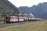 1142 618 + 1142 624 mit Güterzug zwischen Pernegg und Bruck/Mur am 2.03.2016.