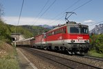 1142 628 und eine 1144er ziehen am 26.04.2016 einen Güterzug bei Eichberg auf den Semmering.