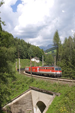 Vor dem aufziehenden Gewitter über der Rax fahren 1142.707+1116 mit G-54605 hinter Breitenstein am 9.8.16 noch in der Sonne.