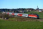 Am 17. Dezember 2013 waren erfreulicherweise beide CityShuttle Garnituren im Meridian Ersatzverkehr tätig. So wurde M 79011 statt mit dem schon planmäßig vorgesehenen Flirt mit 1142 und Inlandsreisezugwagen gefahren. Leider spielte just in dem Moment, als der Zug den Fotostandpunkt bei Mehring passierte, das Wetter nicht ganz mit und nur flaues Licht fiel auf die schönste der Leih-ÖBB-Loks, die  großaugerte  1142.693.