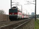 1142 707-7 am 11.4.2007 als Regionalzug nach Linz Hbf, hier zwischen Ansfelden und Nettingsdorf