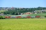 Bei Untergaisbach hat man einen schönen Blick auf die Ortschaft Wartberg ob der Aist. Die Summerauer Bahn schlängelt sich hier in weiten Kehren durch die Landschaft. Die 1142.684 hat mit ihrem R 3870 vor kurzem den Bahnhof Gaisbach-Wartberg verlassen und strebt nun dem nächsten Halt Schloß Haus zu.