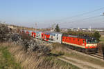 Durch die frühlinshafte Landschaft bei Pfaffstätten mit dem Busserl-Tunnel im Hintergrund fährt 1144.092 mit R-2351 am 27.3.17