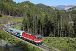 Am Morgen des 28.5.17 fährt EC-151 mit 1144.109 bei herrlichen  Zauberbergpanorama  kurz nach der Kalten-Rinne bei Breitenstein bergwärts.