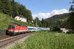 Durch die Sperre des bergwärtsfahrenden Regelgleises ergaben sich am 15.6.17 neue Fotomöglichkeiten,wie hier mit dem EC-151 und der 1144.105 vor dem Ghega-Museum bei der Kalten-Rinne in