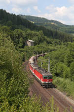 Der ziemlich schwere G-54703 kämpft sich mit 1144.209+1142.611 beim Steinbauer-Tunnelportal am Eichberg bergwärts.