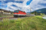 1144 026-2 durch fährt mit dem D 735 (Villach Hbf - Lienz) die Haltestelle Berg im Drautal.