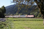 Hinter den typischen Apfelbäumen in der Steiermark fährt EC-164 mit 1144.287 bei Mautstatt am 13.9.17