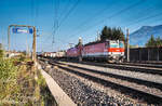 1144 203-7 und 1116 085-2 durchfahren mit einem Mischer den Bahnhof Fürnitz.