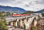 Eine 1144-Dreifachtraktion, bestehend aus 1144 041-1, 1144 228-4 und 1144 057-7, fährt mit einem Güterzug aus Österreich, in den Grenzbahnhof Tarvisio Boscoverde ein.