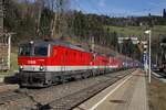 1144 268 + 1144 + 1142 mit Güterzug fahren durch den Bahnhof Breitenstein.