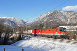 1144.125+101 fahren bei herrlichen Winterwetter mit dem schweren Kessel-GAG-91025 und der 1142.554 als N.über den Payerbachgraben-Viadukt.Man beachte wie sich durch die schwere Last und der