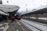 1144 028 und eine Schwesterlok am 10.3.18 mit Güterzug Richtung Innsbruck in St.Anton