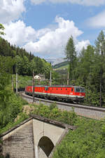 Vor mächtigen Gewitterköpfen über der Rax,fahren 1144.093+271+1116 mit GAG-43401 vor dem Ghega-Museum hinter der Kalten-Rinne am 10.5.18 bei Breitenstein bergwärts.