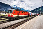 Die  Schachbrett  1144 092-4 steht am 22.5.2018, mit einem  Radlzug  im Bahnhof Lienz.